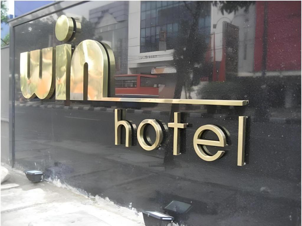 Win Blok M Hotel
